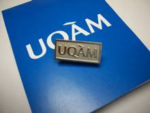 Epinglette UQAM argent  avec carton